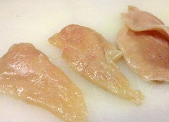 1. Этап. Свинина в сырном кляре: Мясо хорошо промойте проточной водой, высушите бумажным полотенцем. Порежьте на тонкие кусочки.