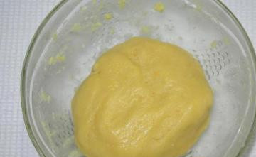 1. Этап. Печенье из песочного теста: Замешиваем гладкое тесто, ставим его в холодильник на полчаса.