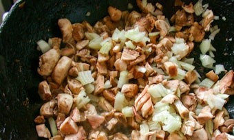 1. Этап. Шницель с грибами: Почистите лук, помойте хорошо грибы. Нарежьте всё мелкими кусочками и обжарьте на растительном масле до готовности.