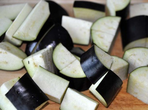 1. Этап. Баклажаны в воке: Баклажаны нарезаем довольно крупными кусочками.