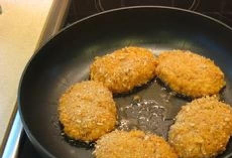 1. Этап. Котлеты с грибами и сыром: 11. Обжариваем котлеты под крышкой на среднем огне с обеих сторон.