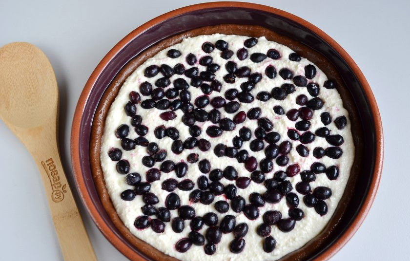 1. Этап. Шоколадная кростата: Сверху распределите смородину, чуть вдавливая ее в творожную массу.