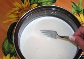 1. Этап. Желе из кефира и желатина: Хорошенько размешиваем, пока все не растворится.