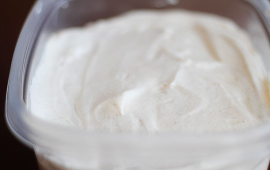 1. Этап. Мороженое из сливок: 4. Лучше всего взбить 3-4 раза за все время замораживания. Мороженое из сливок в домашних условиях получится нежным и очень вкусным.