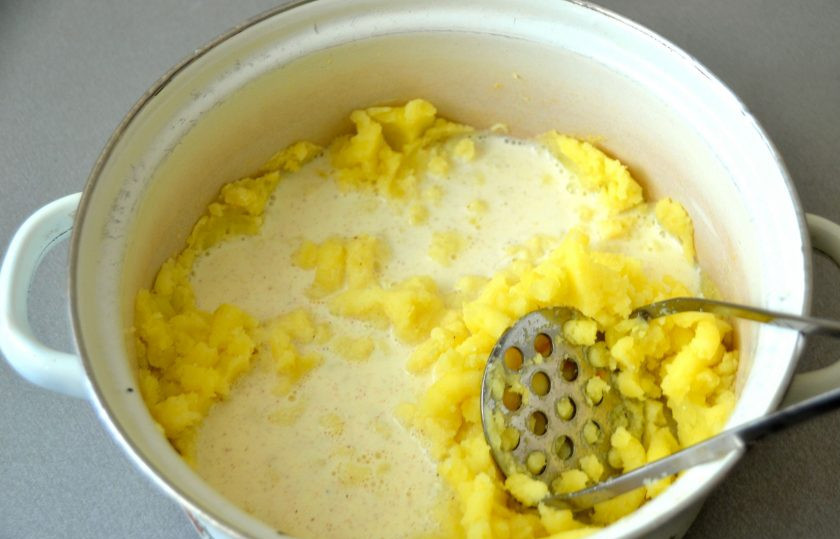 1. Этап. Шепардский пирог: Разомните в пюре картофель, влейте молочно-сливочную смесь, размешайте.