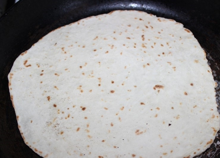 1. Этап. Кыстыбый (рецепт теста): 4. Разогрейте сковороду (без растительного или сливочного масла), выложите лепешку и обжаривайте с каждой стороны по 1-2 минуты.