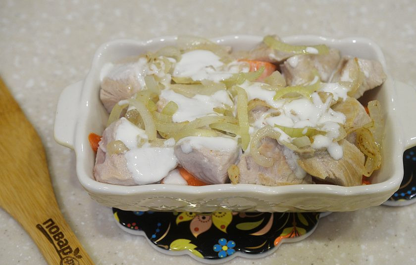 1. Этап. Индейка с овощами в духовке: 7. Залейте сливками.