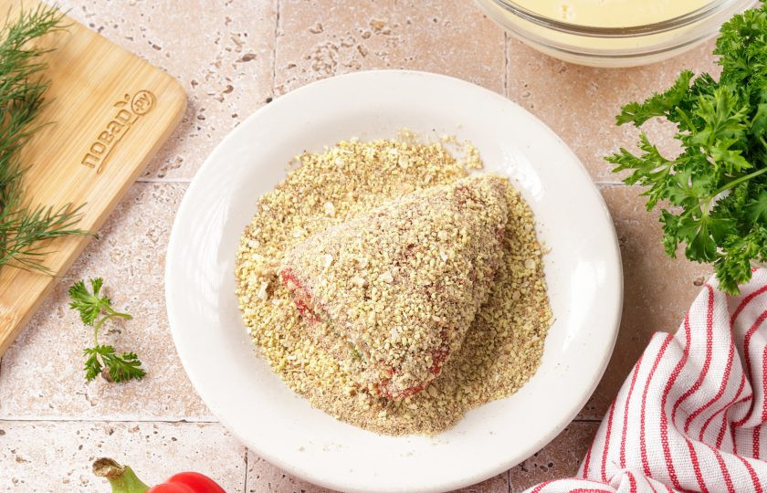 1. Этап. Жареный болгарский перец с сыром: Окуните перец во взбитое яйцо, а затем обваляйте в сухарях.