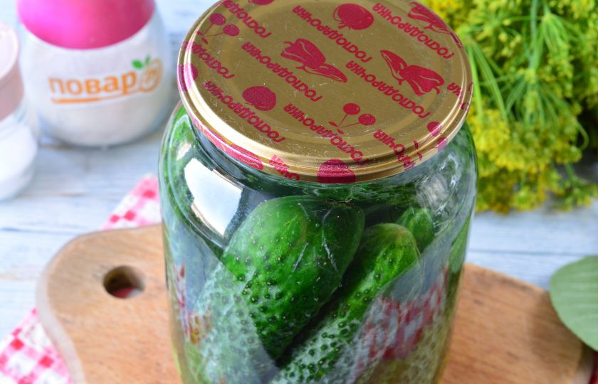 1. Этап. Маринованные огурцы Детские: Влейте горячий маринад в банку с огурцами и закатайте железными крышками.