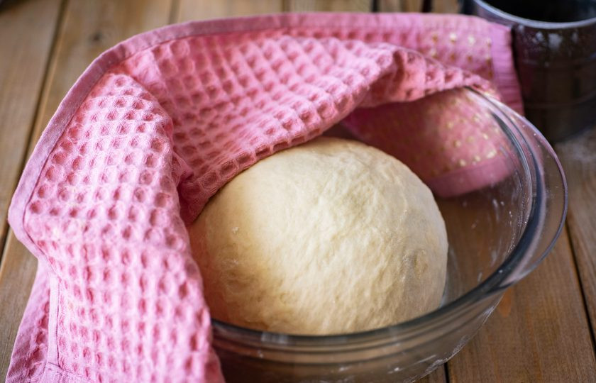 1. Этап. Осенние булочки: Тесто округлите в миске, накройте его кухонным полотенцем и оставьте на столе подходить в течение 1 часа.