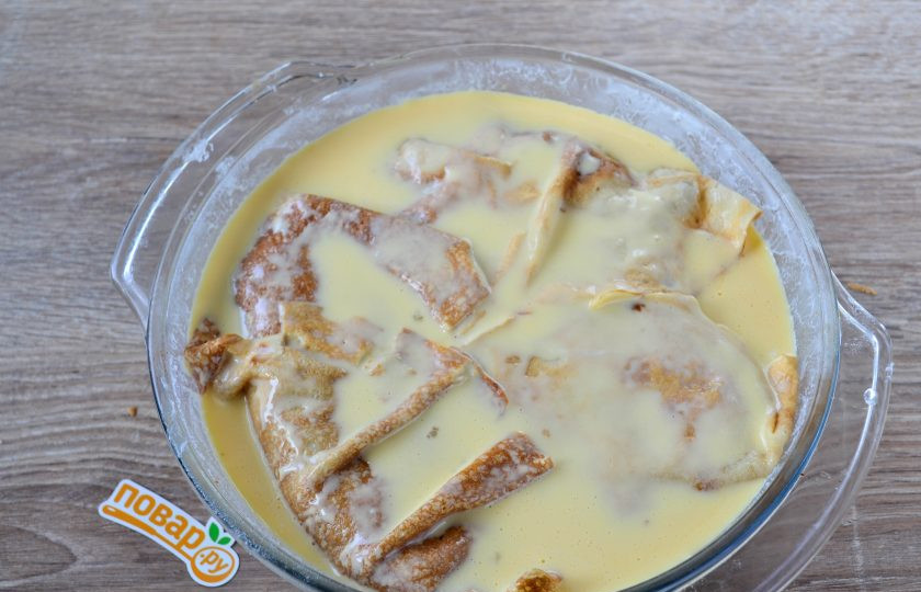 1. Этап. Блинный пирог с курицей и грибами: Залейте полученной смесью заготовку из блинов и отправьте в духовку, разогретую до 180 градусов, на 15 минут (или пока не схватится заливка).