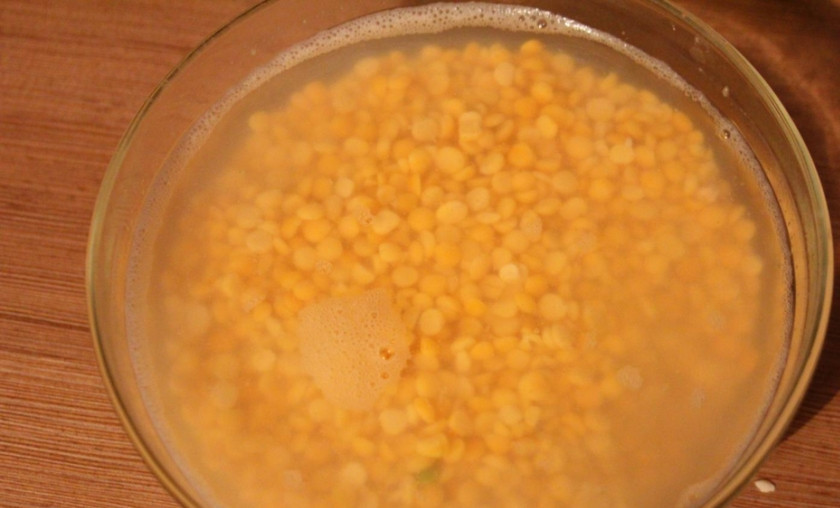 1. Этап. Гороховая каша с копченостями в мультиварке: 1. Горох промываем и замочим в холодной воде на час-полтора. В муьтиварке он успеет развариться.