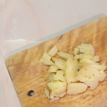 1. Этап. Салат Мария: Картофель также нарезать мелкими кубиками.