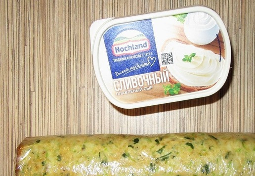 1. Этап. Кабачковый рулет с плавленым сыром: Сверните в плотный рулет, заверните в пищевую пленку и отправьте в холодильник на несколько часов или на ночь.