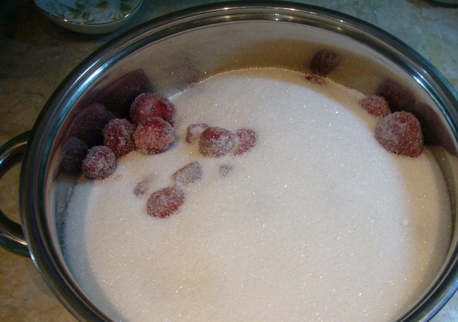 1. Этап. Клубничное варенье с целыми ягодами: 2. Затем засыпаем сахаром и оставляем ягоды на ночь.