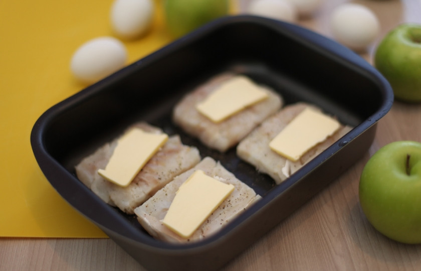 1. Этап. Треска под польским соусом: Рыбу промойте, порежьте на порционные кусочки, посолите и поперчите, сбрызните соком лимона. Затем выложите в противень, сверху и снизу каждого кусочка положите по небольшому ломтику сливочного масла. Отправляем в разогретую до 200 градусов духовку минут на 10-15.