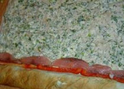 1. Этап. Рулет из лаваша с горбушей: 4. Делаем следующий слой. Кладем соломки болгарского перца и снова кусочки горбуши. Еще раз заворачиваем лаваш, чтобы закрыть перец и рыбу.