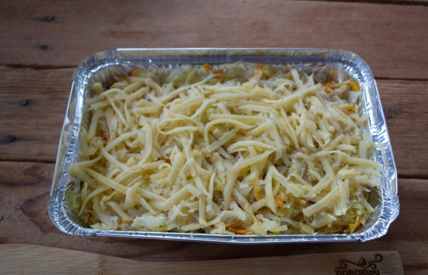 1. Этап. Капустная запеканка в духовке (диетическая): На слой сметаны выложите оставшуюся капусту. Снова разровняйте. Натрите твердый сыр. Посыпьте им сверху будущую запеканку. Разогрейте духовку до 200 градусов, запекайте все 15-20 минут.