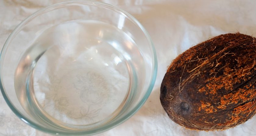 1. Этап. Молоко из кокоса: Для приготовления натурального и полезного кокосового молока необходимы только кокос и вода. Орех тщательно вымойте и обсушите бумажным полотенцем.