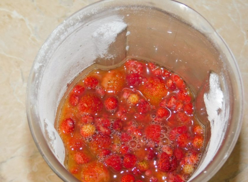 1. Этап. Коктейль Ягодный микс: В блендер выложите свежие ягоды, влейте апельсиновый сок. Взбейте. Добавьте зеленый чай и еще раз взбейте.