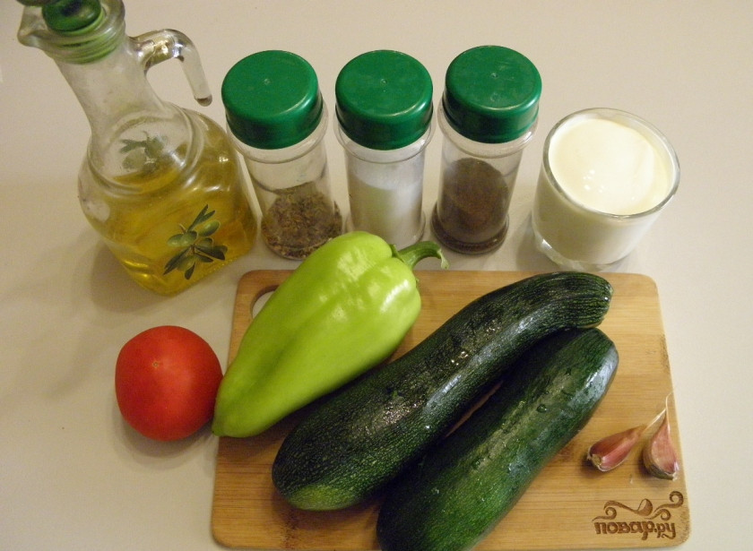 1. Этап. Кабачки тушеные в сметане: 1. Подготовьте продукты. Все овощи тщательно вымойте, очистите чеснок, у перца удалите семена. Приступим! Чтобы снизить калорийность блюда, я не буду обжаривать овощи, а сразу буду тушить их в сметане в кастрюле мультиварки.