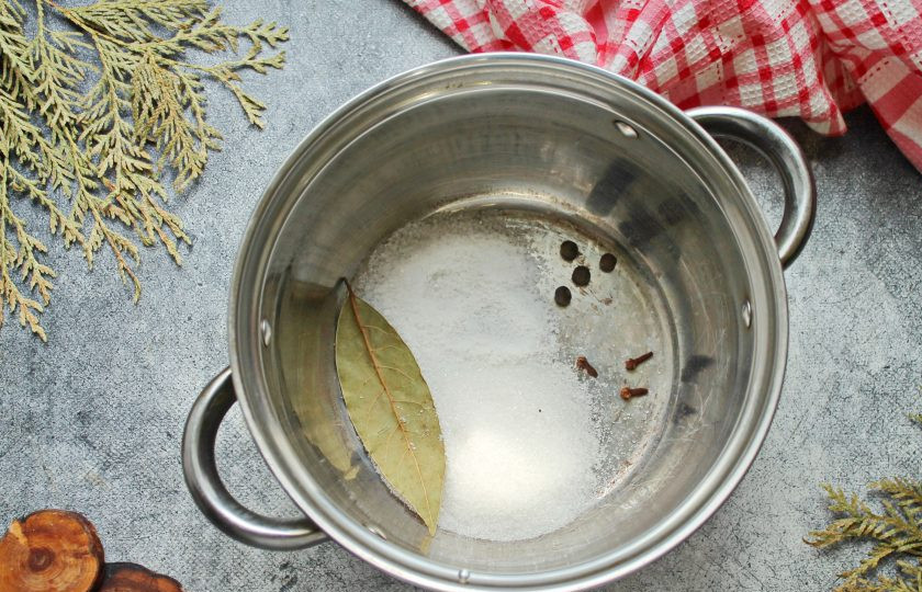 1. Этап. Маринад для грибов: В кастрюлю выложите соль, сахар, перец, лавровый лист и бутончики гвоздики.