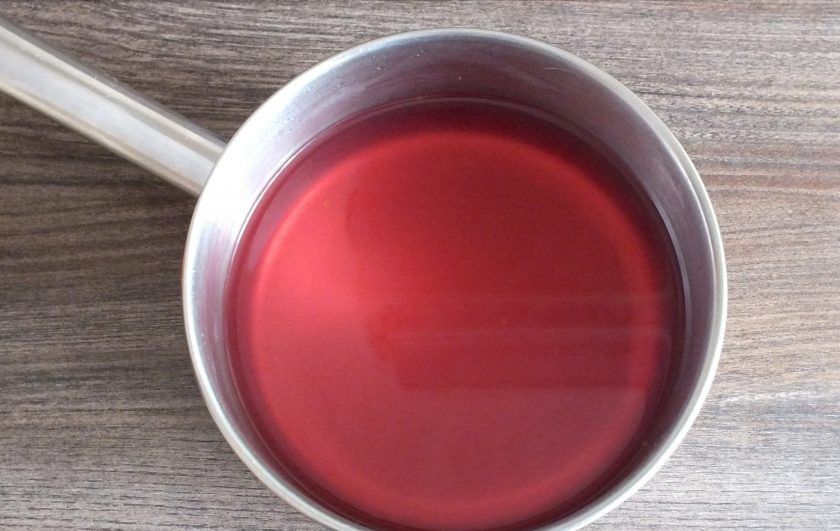 1. Этап. Компот из облепихи и черноплодной рябины: Через указанное время слейте воду в кастрюлю. Добавьте сахар. Поставьте на огонь и доведите до кипения. Прокипятите 1 минуту. Снимите с огня.