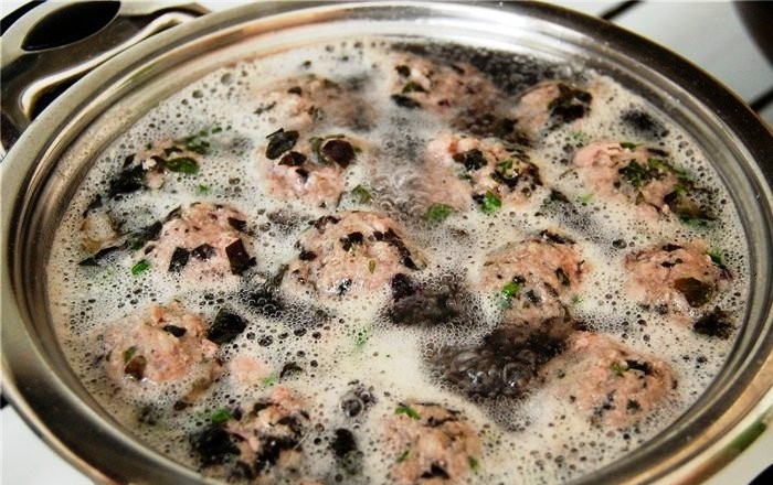 1. Этап. Суп из телячьего хвоста: Пока овощи тушатся, отвариваем фрикадельки. Делается это так - кладем их в кипящую подсоленную воду и варим до всплытия на поверхность. Параллельно этому, доводим до кипения наш бульон.