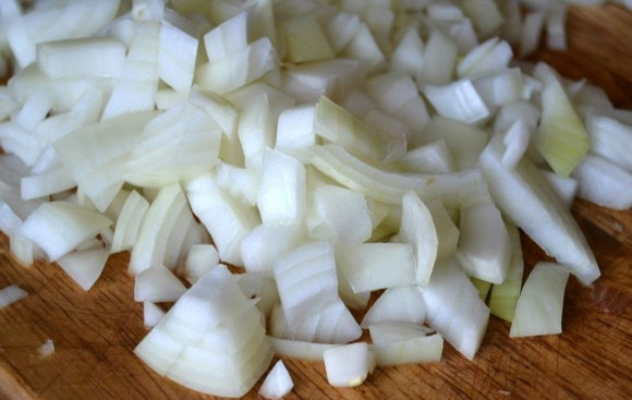 1. Этап. Картофельный суп с молоком: 3. Очищенный лук порежьте удобными для вас кусочками.
