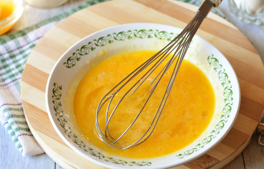 1. Этап. Пышный кулич: Взболтайте яичную смесь венчиком.