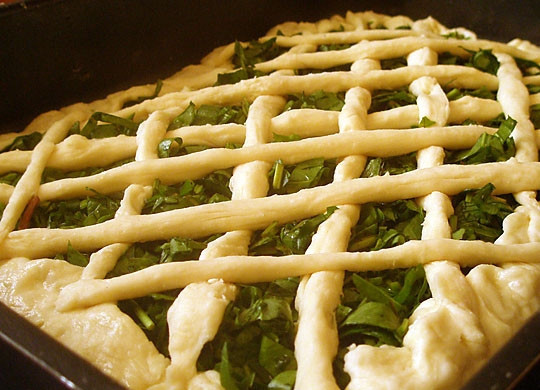 1. Этап. Пирог со щавелем: Хорошо перемешиваем начинку из щавеля и выкладываем на тесто. Из оставленной части теста делаем полосочки или жгутики и украшаем наш пирог. Выпекаем в разогретой духовке при 180-200 градусах минут 20-30. Время выпечки зависит от духовки и толщины слоя теста.