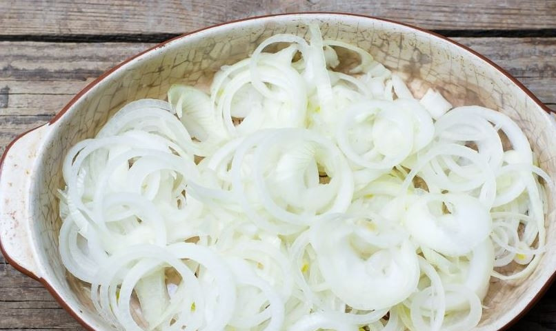 1. Этап. Курятина в духовке: Репчатый лук очистите от шелухи, вымойте и нарежьте кольцами. Чем больше лука, тем сочнее будет блюдо. Поэтому не жалейте его.