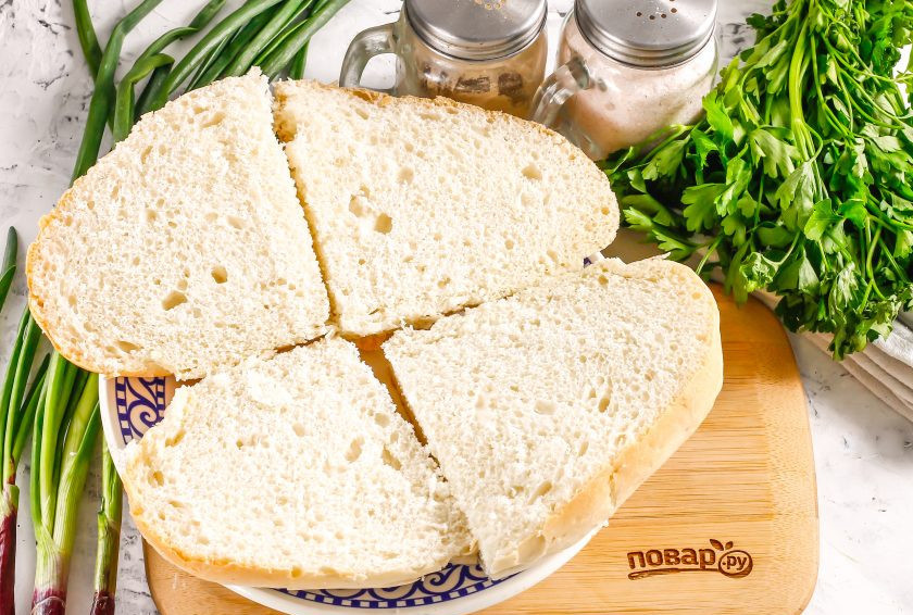 1. Этап. Панини с помидорами и моцареллой: Хлеб разрежьте пополам, чтобы его потом можно было собрать в виде бургера. Идеально подойдут для панини фокачча, багет, сайка и т.д.