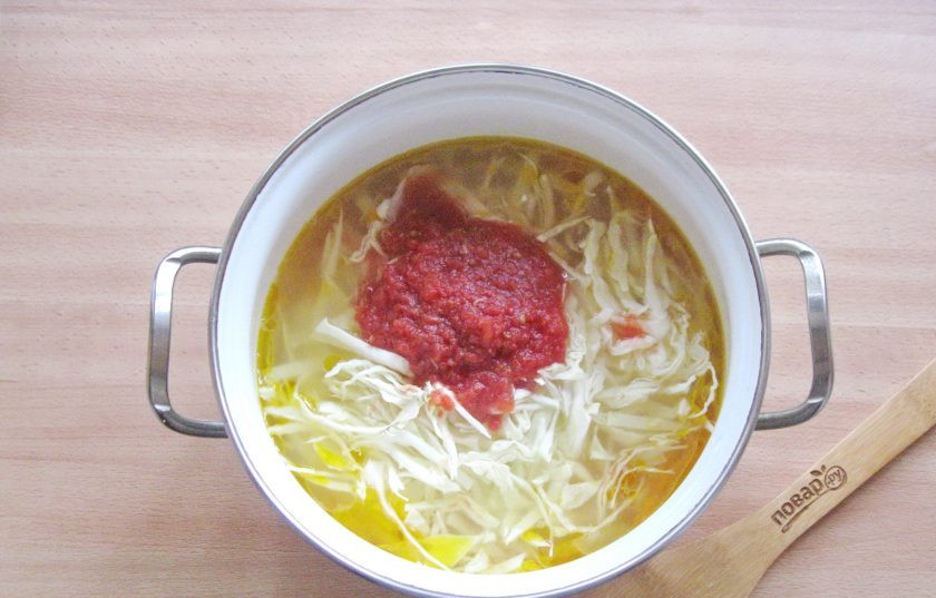 1. Этап. Щи из свежей капусты без зажарки: Помидоры помойте, измельчите в мясорубке, блендере или просто натрите на терке. Добавьте в кастрюлю.