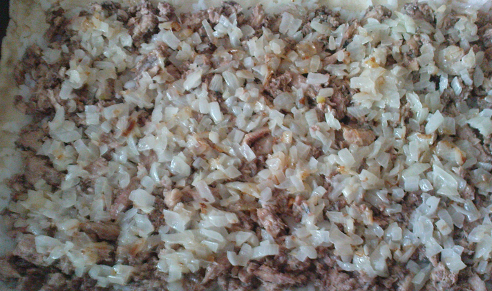 1. Этап. Рыбный пирог из сайры: Посыпаем сайру обжаренным луком.