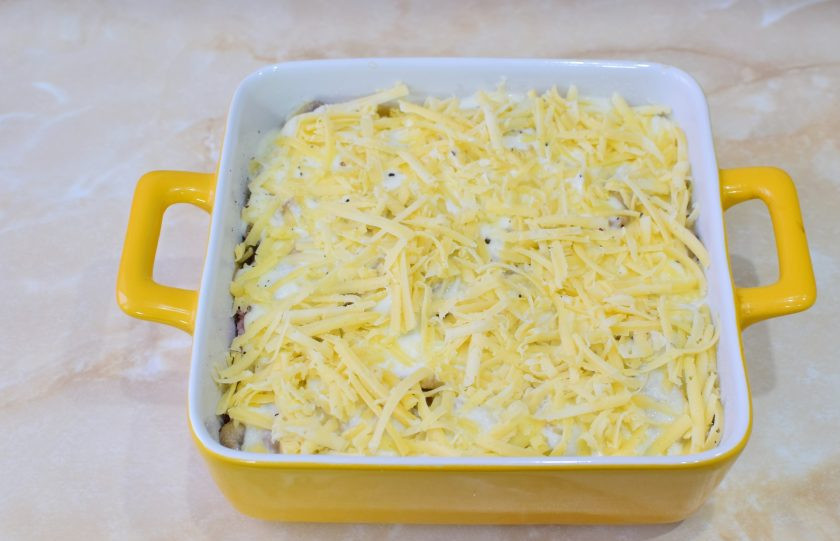 1. Этап. Мясо по-орловски из свинины: Сверху обильно посыпьте тертым сыром. Поставьте форму в духовку, предварительно разогретую до 190 градусов, примерно на 45-60 минут. Ориентируйтесь по своей духовке. Через 15-20 минут от начала запекания можно прикрыть верх листом фольги, чтобы сыр не высыхал.