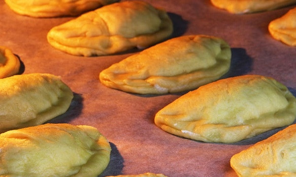 1. Этап. Пирожки с сыром Фета: 11. Пирожки выложите на застеленный пергаментом противень и выпекайте в разогретой до 180 градусов духовке в течение 25 минут до золотисто-коричневого цвета.