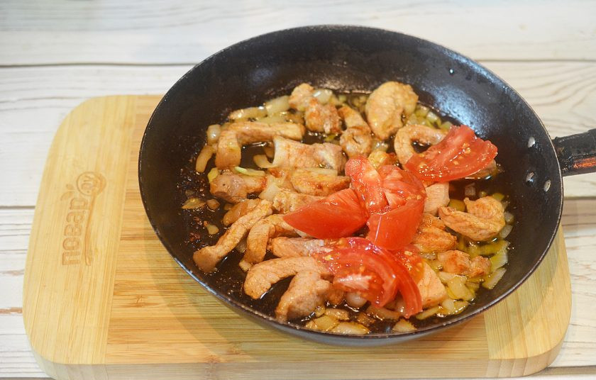1. Этап. Свинина с паприкой: 6. Верните в сковороду мясо и помидоры, потушите еще минут 5.