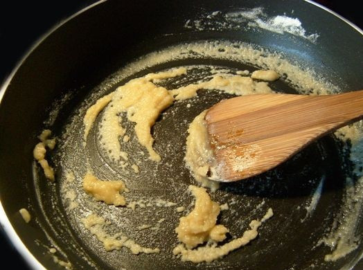 1. Этап. Куриные бедра, тушеные в сметане: 5. На отдельной сковороде растопить небольшой кусочек сливочного масла. Всыпать к нему муку и, постоянно помешивая, довести до золотистого цвета.