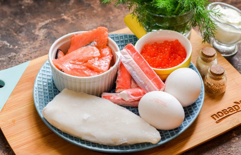 1. Этап. Салат Нептун с красной икрой: Подготовьте ингредиенты. Куриные яйца отварите вкрутую в течение 10 минут. Кальмар отварите в кипящей воде три минуты.