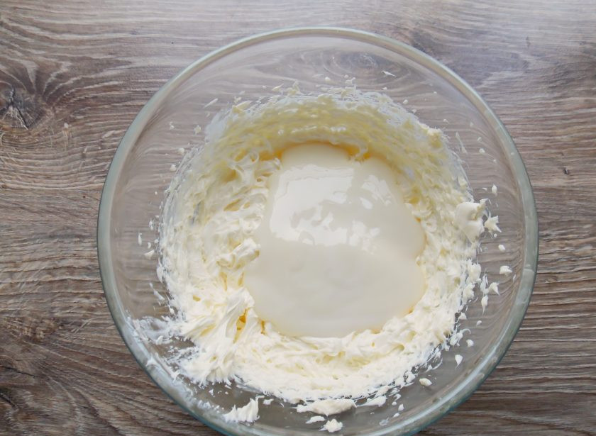 1. Этап. Торт Шоколадное птичье молоко: Влейте сгущенное молоко и взбейте в пышную массу.