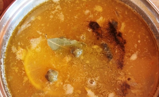 1. Этап. Рыбный суп из сайры: 6. Добавьте каперсы, ломтики лимона, снимите с огня и оставьте под крышкой минут на 15 перед подачей. Приятного аппетита!