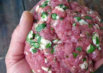 1. Этап. Люля-кебаб из баранины: Хорошенько вымешиваем фарш. Без лишней жидкости он будет готов для формирования люля-кебаба уже минут через 10-15.