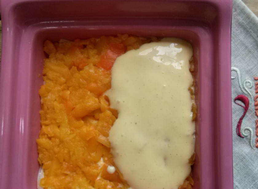 1. Этап. Салат Мимоза классический с сыром: 3-й слой: вареная морковь, натертая на крупной терке — и снова майонез!