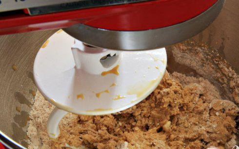 1. Этап. Имбирное печенье с клюквой: 3. В мучную смесь постепенно добавить сливочную смесь, взбивая миксером на низкой скорости. Выложить тесто на слегка посыпанную мукой поверхность. Замесить тесто осторожно примерно четыре или пять раз, сформировать в большой шар. Придать тесту форму круга около 17 см в диаметре и 3,5 см толщиной.