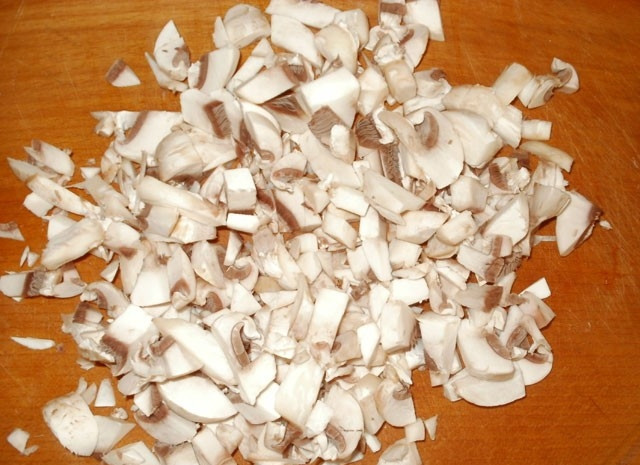 1. Этап. Грибной соус со сливками: Затем грибы почистите и порежьте: можно произвольно, можно и кубиками.