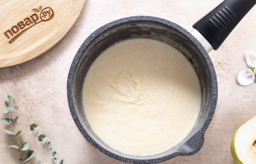 1. Этап. Полента с грушами: Варите кашу под крышкой 10 минут до загустения.