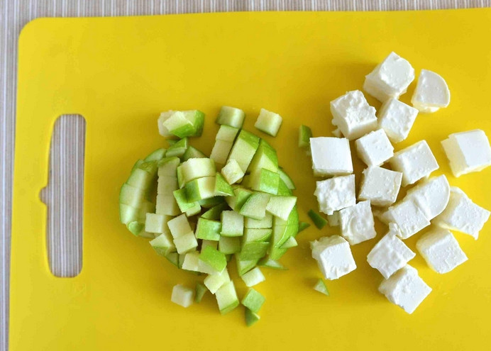 1. Этап. Cалат с руколой и креветками: Сыр фета нарезаем кубиками. Яблоки режем таким же образом. Зелень промываем.