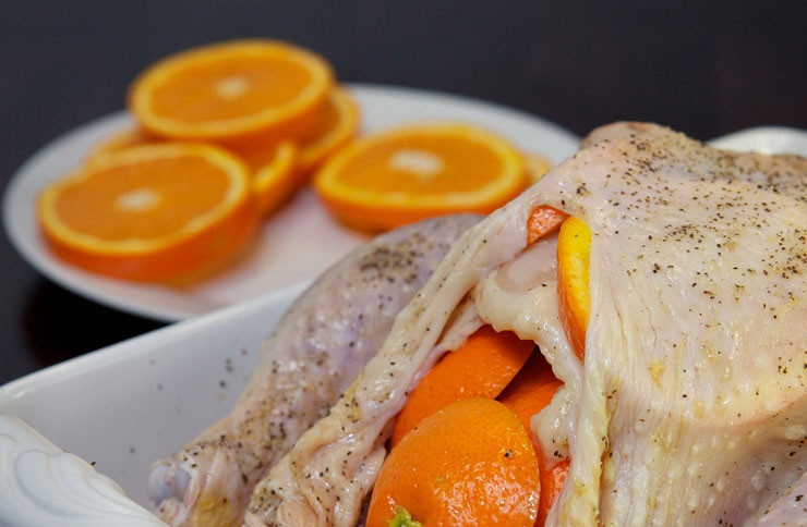 1. Этап. Курица под сладким соусом: 6. Заполните серединку ломтиками апельсина.