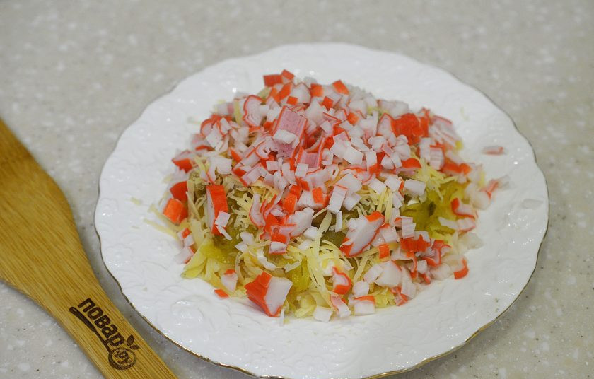 1. Этап. Салат Кардинал: 6. Затем нарезанные крабовые палочки.